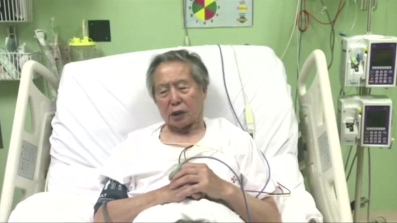 © Reuters. Un fotograma obtenido de un vídeo subido a Facebook en el que el expresidente peruano Alberto Fujimori pide perdón desde un hospital en Lima