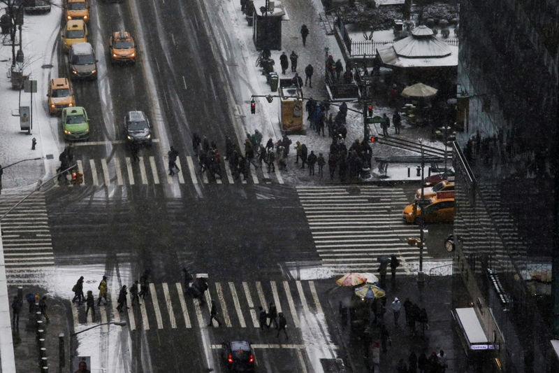 © Reuters. Gente cruza la Sexta Avenida con la calle 42 en Manhattan en Nueva York