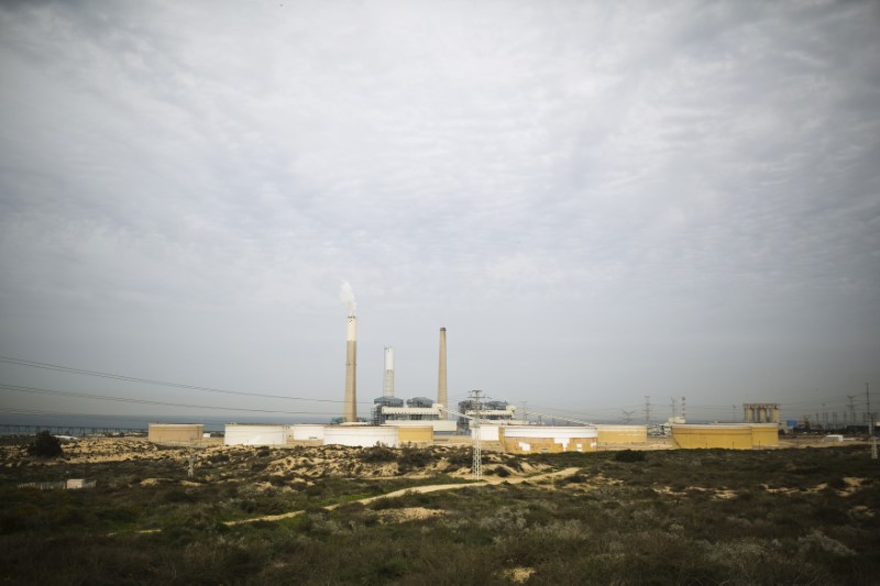 © Reuters. Eilat-Ashkelon Pipeline Co. (EAPC) oil storage containers are seen on the shore of the Mediterranean Sea in Ashkelon