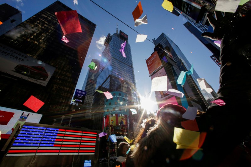 © Reuters. Personas miran el cotillón lanzado desde el Hard Rock Cafe en Times Square, en Nueva York