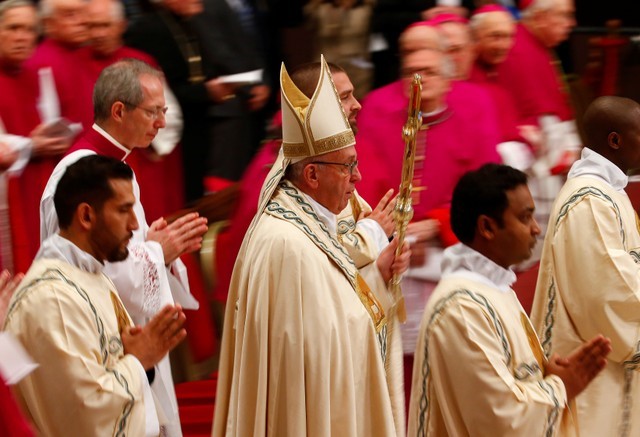 © Reuters. El Papa Francisco llega a la Basílica de San Pedro, en el Vaticano, para la oración del Te Deum en vísperas de Año Nuevo