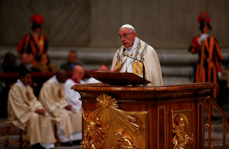 © Reuters. البابا في رسالة نهاية العام: حروب وأكاذيب شابت سنة 2017