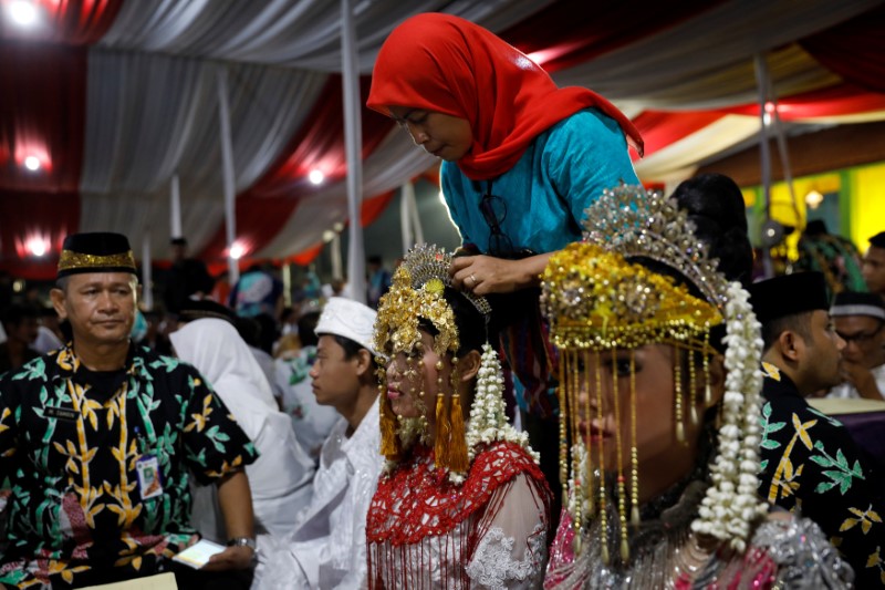 © Reuters. زواج جماعي لمئات الاندونيسيين في ليلة رأس السنة