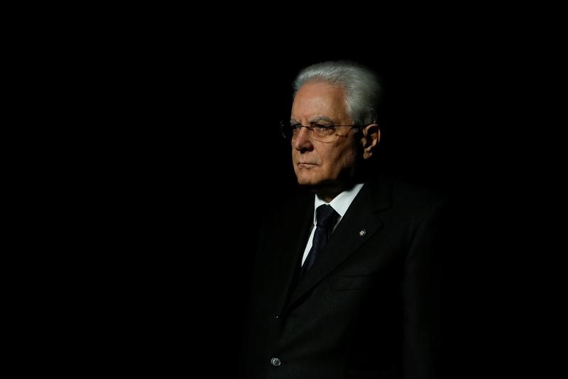 © Reuters. Italian President Sergio Mattarella visits the tomb of Portuguese poet Luis de Camoes during the official welcoming ceremony at Jeronimos Monastery in Lisbon