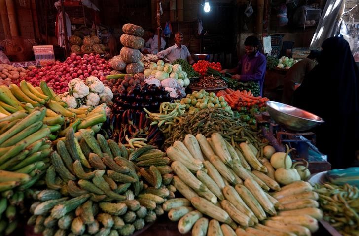 © Reuters. الإحصاء: التضخم السنوي في باكستان يرتفع إلى 4.57% في ديسمبر