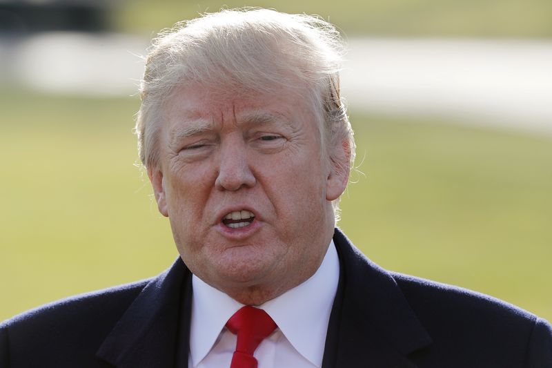 © Reuters. U.S. President Donald Trump speaks to the media as he departs the White House to visit Walter Reed hospital in Washington