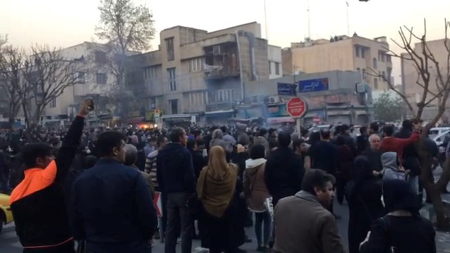 © Reuters. متحدث: مقتل شرطي إيراني وإصابة ثلاثة في احتجاجات