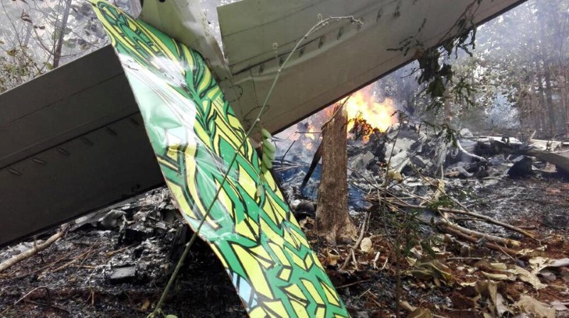 © Reuters. Smoke and fire seen at the site where a plane crashed in the mountainous area of Punta Islita, in the province of Guanacaste, in Costa Rica