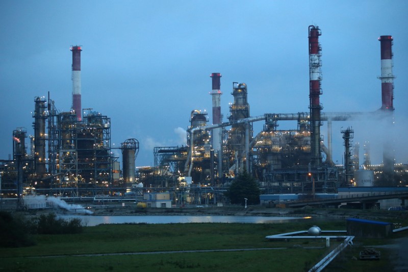 © Reuters. A view shows the French oil giant Total refinery in Donges