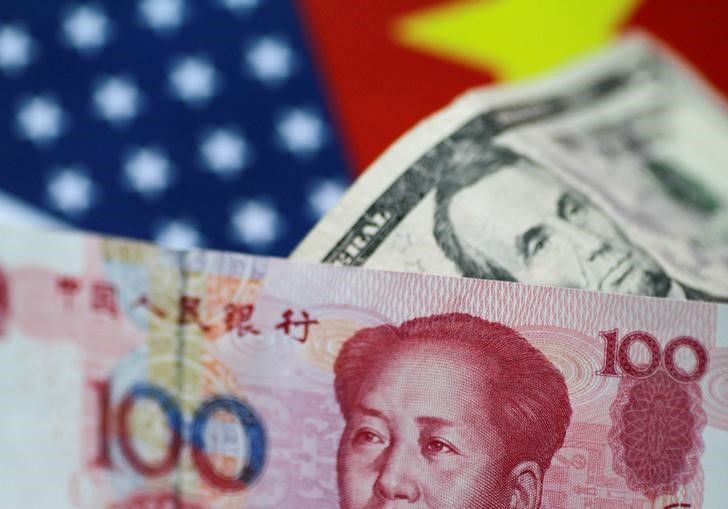 © Reuters. Illustration photo of U.S. Dollar and China Yuan notes