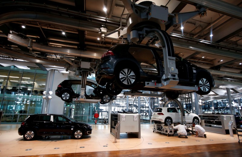 © Reuters. FILE PHOTO: Workers assemble a VW e-Golf electric car in Dresden