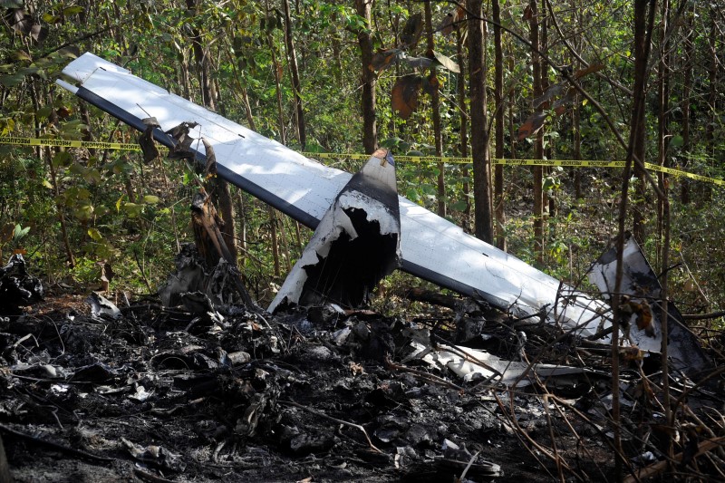 © Reuters. Restos de avião são vistos em local de queda em Punta Islita, na Costa Rica