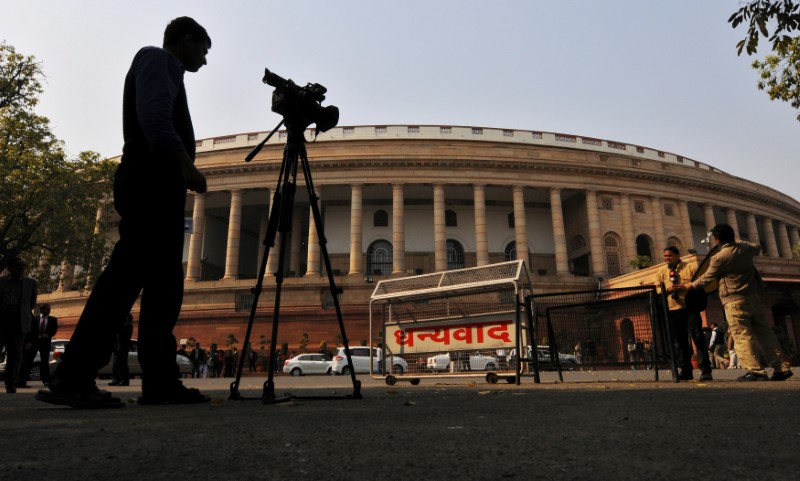 © Reuters. FILE PHOTO: Television journalists report from the premises of India's Parliament in New Delhi