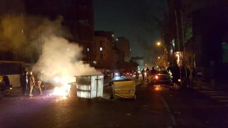 © Reuters. Manifestantes protestam em Teerã, no Irã