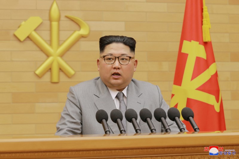© Reuters. Corea del Sur ofrece conversaciones con Corea del Norte antes de JJOO
