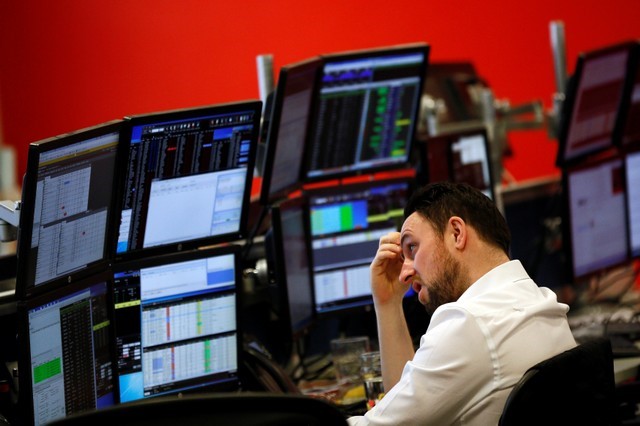 © Reuters. FILE PHOTO: A market maker works on the trading floor at IG Index in London