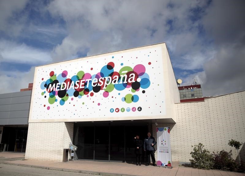 © Reuters. Mediaset se mantiene líder en audiencias de televisión en España en 2017
