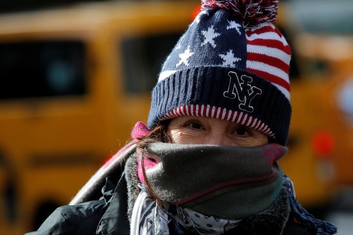 © Reuters. Mulher caminha na Times Square enquanto uma frente fria atinge a região em Nova York, Estados Unidos