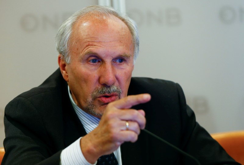 © Reuters. El miembro del consejo del BCE, Ewald Nowotny, durante una rueda de prensa en Viena. Imagen de archivo