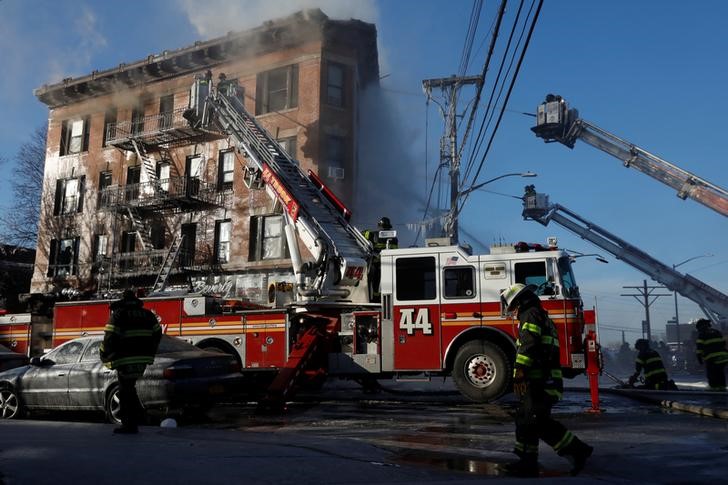 © Reuters. Bombeiros controlam fogo em edifício no Bronx, em Nova York