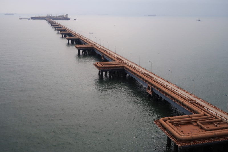 © Reuters. A jetty receiving imported natural gas vessels is seen at PetroChina-controlled Caofeidian gas terminal in Tangshan