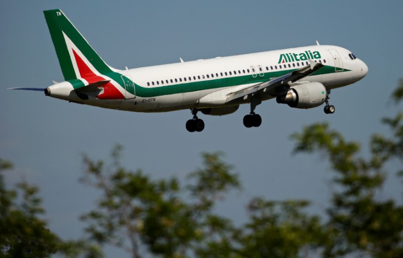 © Reuters. An airplane of Alitalia approaches to land at Fiumicino international airport in Rome