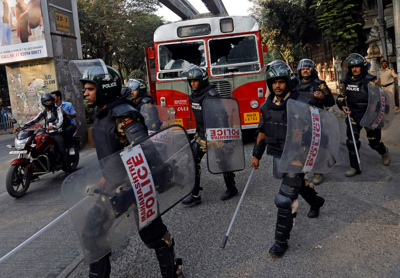 © Reuters. Los trabajadores de castas bajas van a la huelga y provocan el caos en Mumbai