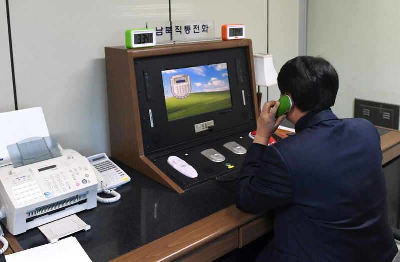 © Reuters. Agente sul-coreano checa linha de comunicação com Coreia do Norte no vilarejo de  Panmunjom, na Coreia do Sul