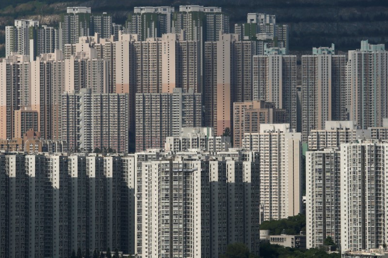 © Reuters. FILE PHOTO: Public and private housing blocks are seen in Hong Kong