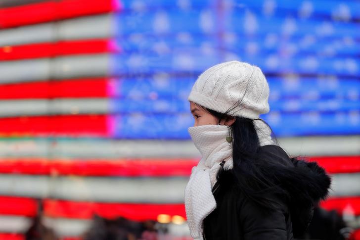 © Reuters. Pedestre usa casacos para se proteger do frio em Nova York, nos Estados Unidos