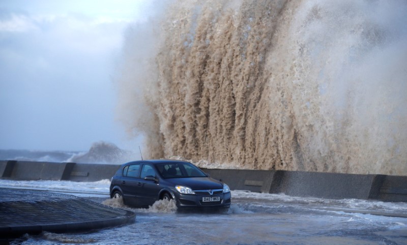 © Reuters. Carro passa por estrada alagada em New Brighton, no Reino Unido