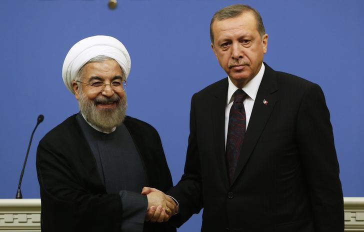 © Reuters. Presidente da Turquia, Tayyip Erdogan, e presidente iraniano, Hassan Rouhani, se cumprimentam após coletiva de imprensa em Ancara