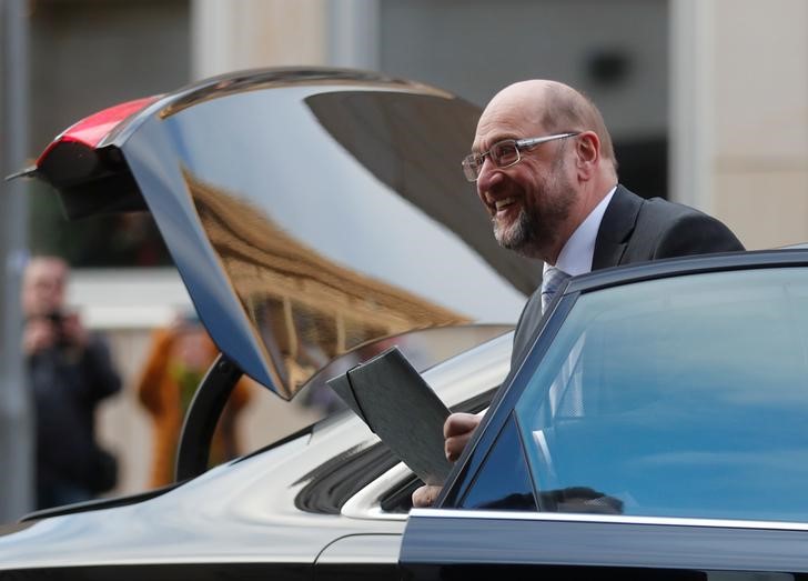 © Reuters. SPD leader Martin Schulz arrives for talks to discuss forming a government with the Christian Social Union (CSU) and Christian Democratic Union (CDU) in Berlin