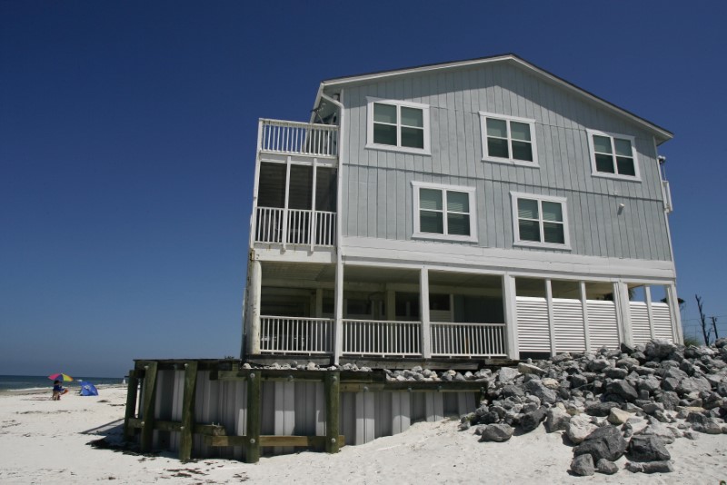 © Reuters. A retaining wall supports a beach house on the Gulf Coast at Cape San Blas in Florida