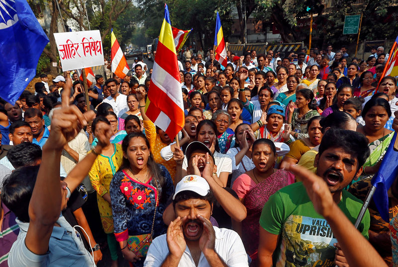 © Reuters. Membros da comunidade Dalit durante protesto em Mumbai, na Índia