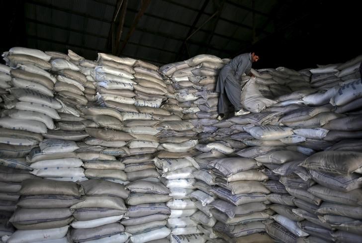 © Reuters. Trabalhador carrega sacas de açúcar em armazém do governo em Srinagar, na Índia