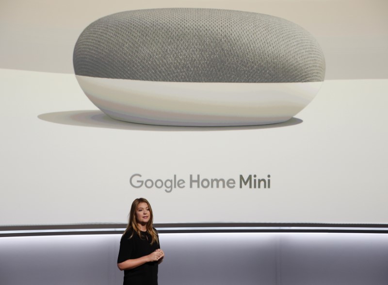 © Reuters. Imagem do Home Mini, do Google, dirante evento de lançamento em San Francisco, Estados Unidos