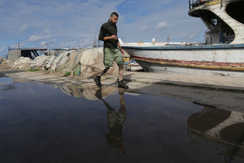 © Reuters. ليبيون جرحى يواجهون مصاعب الحياة مع اقتراب القتال في بنغازي من نهايته