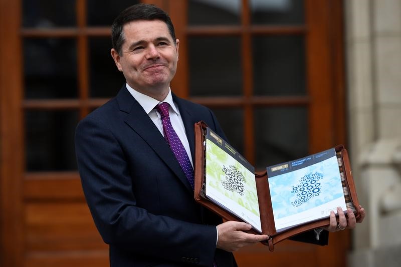 © Reuters. Ireland's Minister for Finance Paschal Donohoe displays a copy of the budget on the steps of Government Buildings in Dublin, Ireland