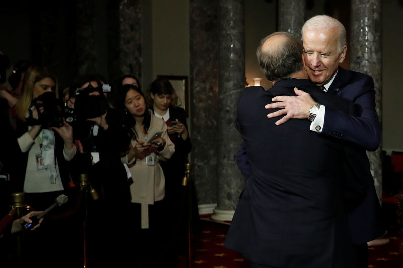 © Reuters. Jones is ceremonially sworn in by Pence at the U.S. Capitol in Washington