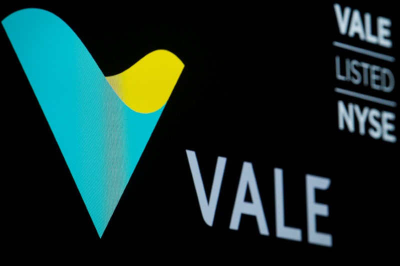 © Reuters. Brazilian mining company Vale S.A. logo and trading symbol are displayed on a screen at the NYSE in New York