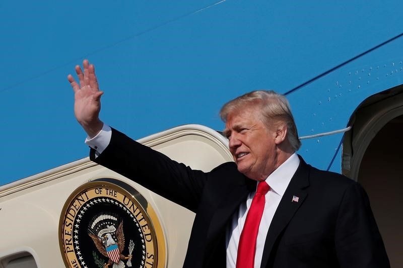 © Reuters. Presidente dos EUA, Donald Trump, acena ao chegar em aeroporto em West Palm Beach