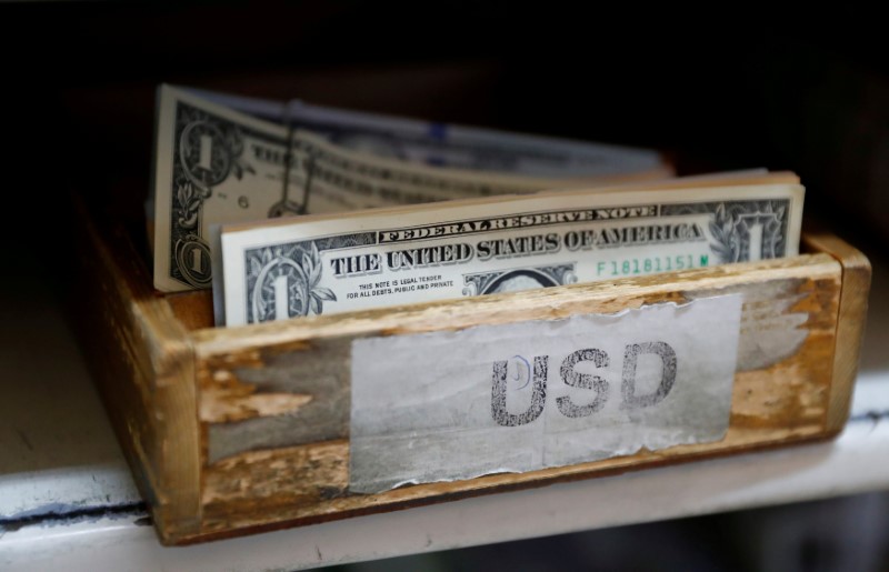 © Reuters. FILE PHOTO: U.S. Dollar banknotes are seen in a box at the Money Service Austria company's headquarters in Vienna