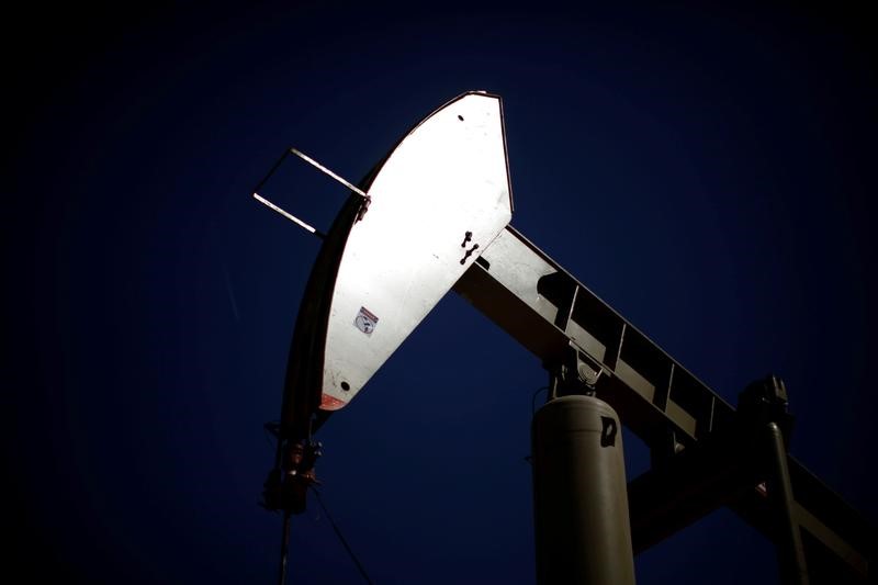 © Reuters. FILE PHOTO: A pumpjack brings oil to the surface  in the Monterey Shale