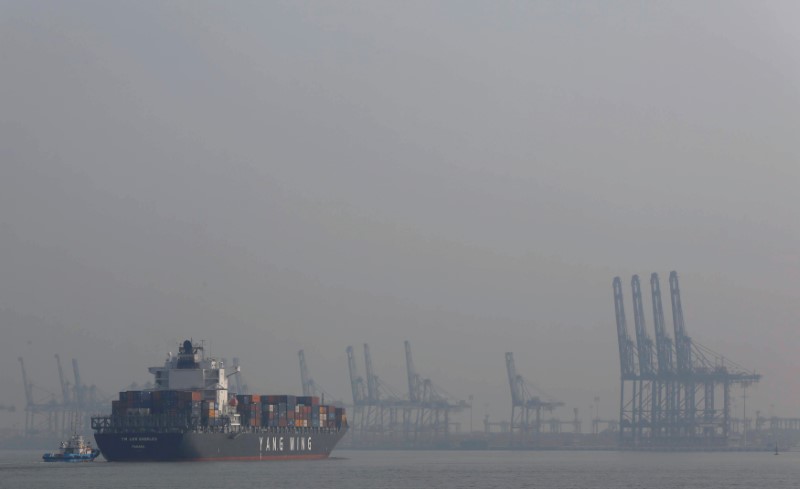 © Reuters. FILE PHOTO: The Panama-registered cargo ship "YM Los Angeles" approaches the terminal at Port Klang, near Kuala Lumpur