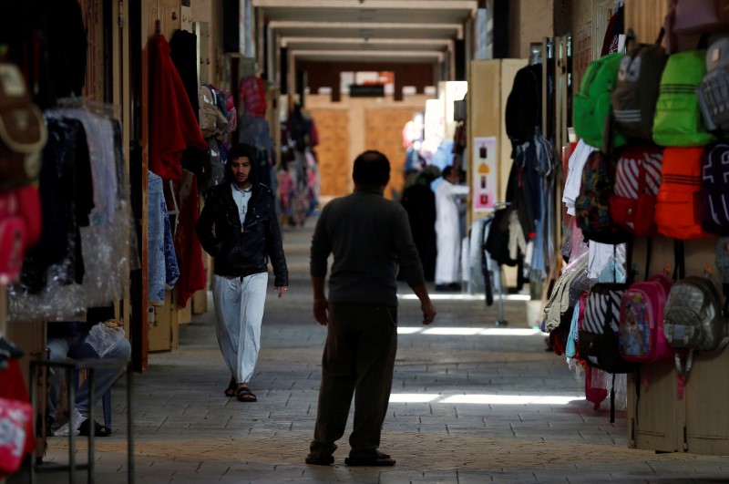 © Reuters. A man walks at a market in Riyadh