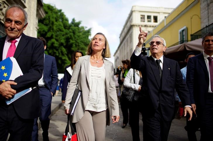 © Reuters. La UE dice a Cuba que no está sola ante quienes "levantan muros y cierran puertas"