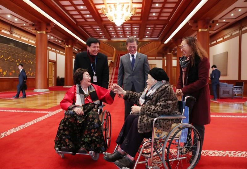 © Reuters. رئيس كوريا الجنوبية يلتقي "نساء المتعة"