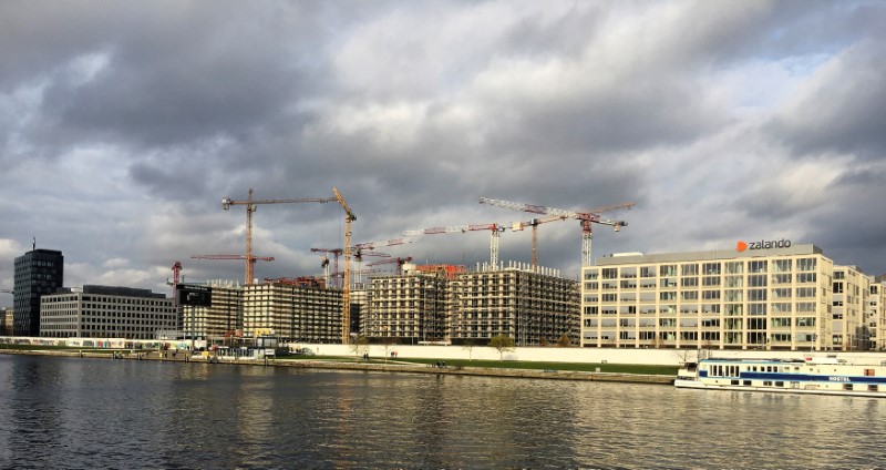 © Reuters. FILE PHOTO: A construction site at the river Spree is pictured in Berlin