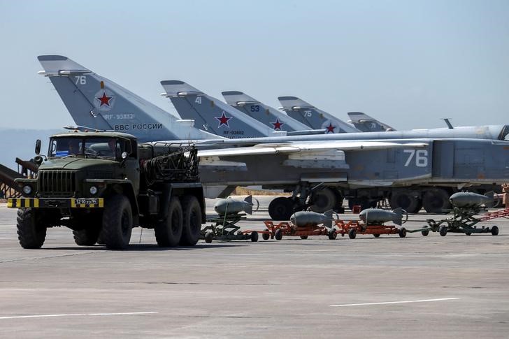 © Reuters. روسيا تنفي تقريرا صحفيا عن تدمير سبع طائرات لها في هجوم بسوريا